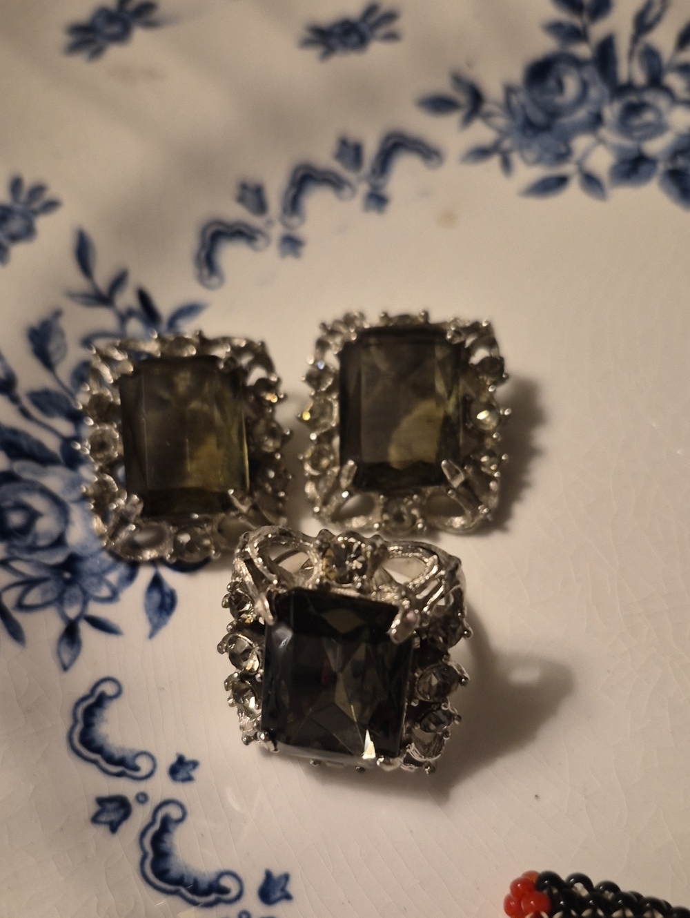 VTG 1962 Sarah Coventry Celebrity Smoky Gray Glass Ring Clip On Earrings Set